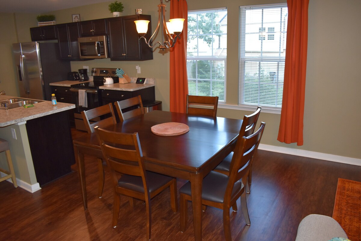 Comfortable, Beautiful Townhome in quaint neighborhood w/ patio deck