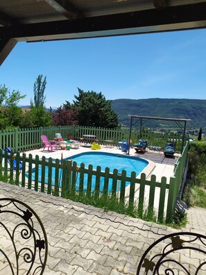 VUE SUR LA PISCINE