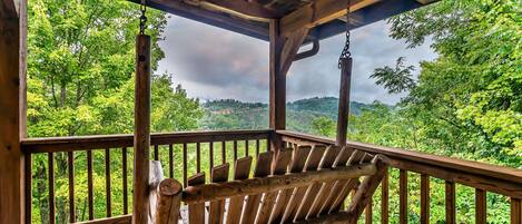 Porch swing for 2, to enjoy the beautiful view.