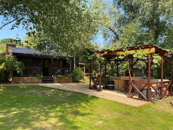 Log  Cabin & Barbecue area with Wood Fired Pizza Oven