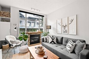 "We had a great stay! The location is great, so close to the Blackcomb gondola. We enjoyed relaxing in the hot tub after skiing. Would definitely stay again."-Alexa