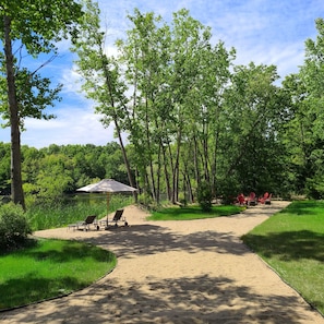 Powder sand paths to lakeside lounge, fire pit, swing & picnic table