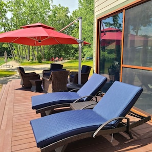 Wrap-around deck lounge seating