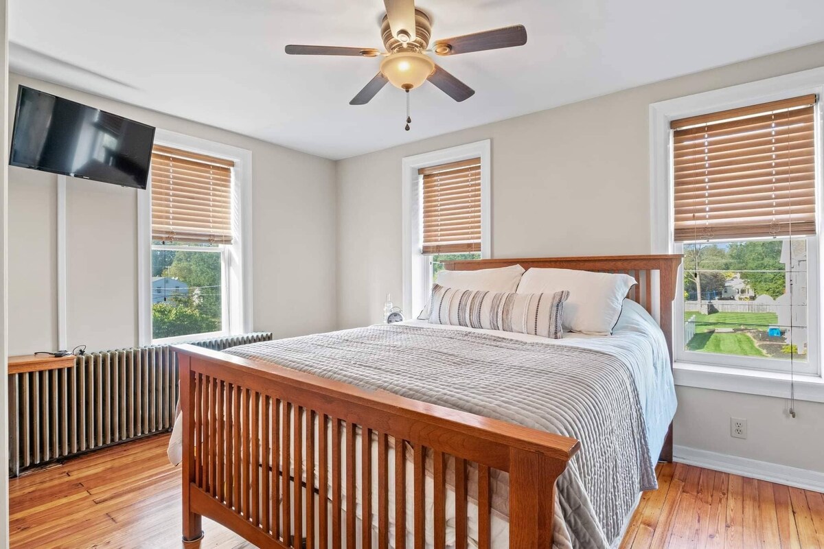 ♛Historic & Spacious Oasis ~ 5★ Location, Backyard