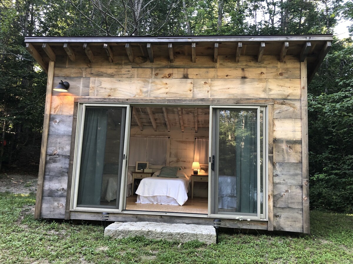 Beautiful cozy Maine log cabin on the water.