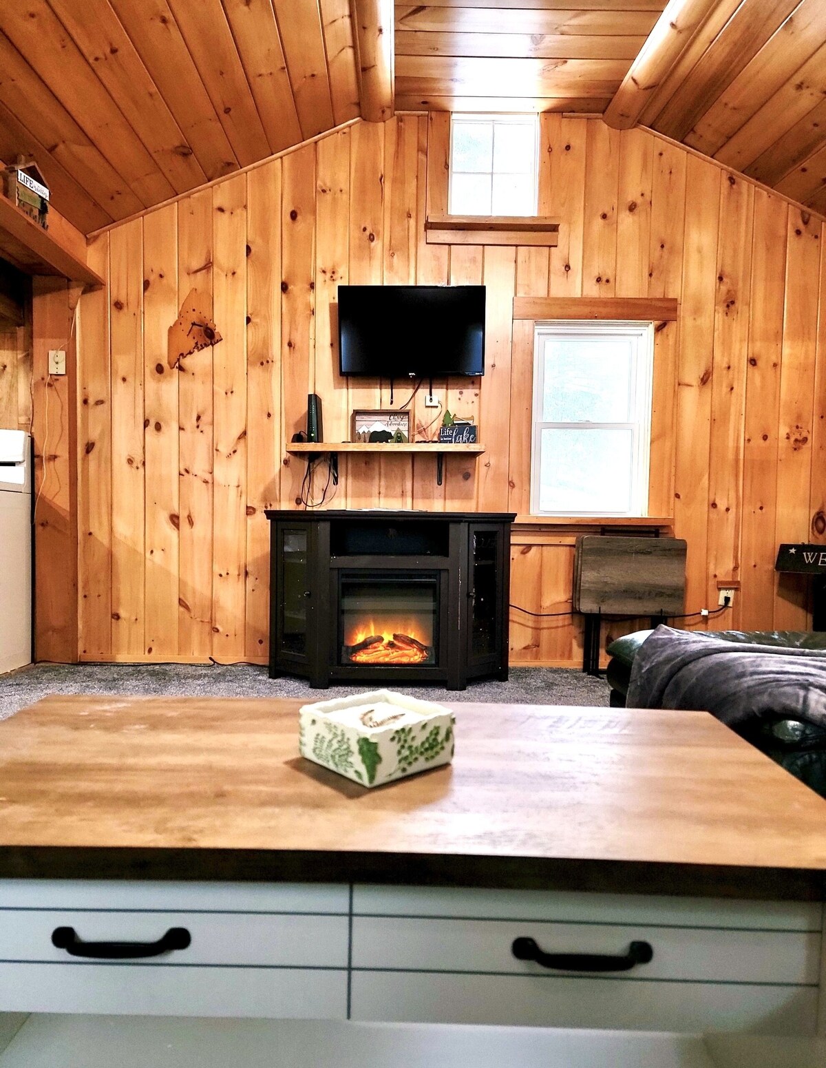 Treehouse Cabin – Near Green Lake & Phillips Lake