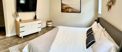 Large Master Bedroom with premium cable & netflix