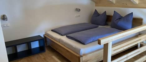 Ferienwohnung Brünnstein 50 qm max. 3 Personen-Brünnstein_Doppelbett auf Galerie.jpg