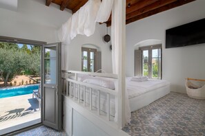 Villa Mami - step out from the bedroom to the pool