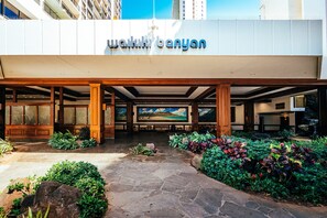 Waikiki Banyan Lobby - Waikiki Banyan Lobby