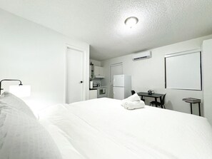King Bed - Full Kitchen