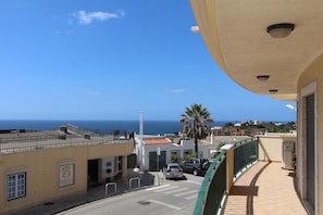 2 bedroom apartment with sea views 