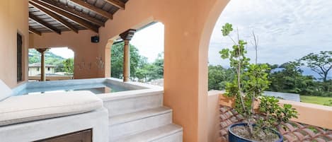 Dipping pool on balcony, with ocean view