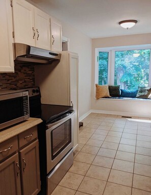 fully equipped kitchen 