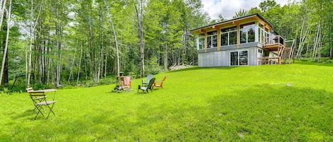 Un grand chalet avec un bel espace extérieur.