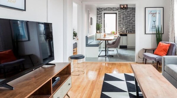 We are Superhost since 2015, with over 3500 great reviews! We have all the city permits and insurance required.               ** 100% LEGAL **Bright living room with 55" HD Roku TV , Free Ultra-speed Wi-fi Contact us! Contactez-nous!