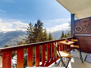 Nuage, Ciel, Propriété, Meubles, Montagne, Feuille, Bois, Porche, Arbre, ClÎture