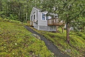 Studio Cabin Exterior | Steep Hill to Home