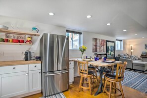 Dining Area | 950 Sq Ft