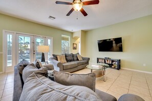 Living Room | Free WiFi | Central A/C