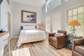 Studio | Queen Bed | Cable/Satellite TV | Central A/C | Free WiFi