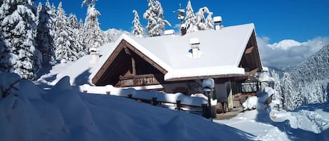 Außenseite Ferienhaus [Winter]