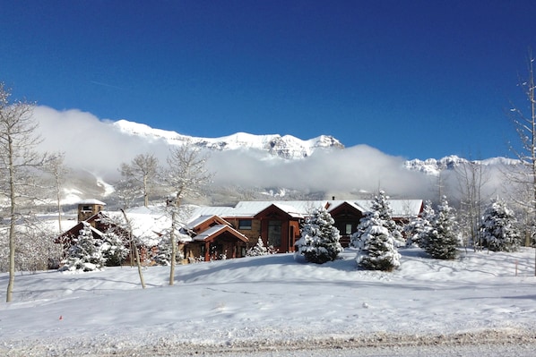1.0-san-sophia-manor-mountain-village-exterior-front-winter1