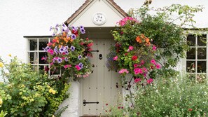 Hanging Baskets, Rose Cottage, Bolthole Retreats