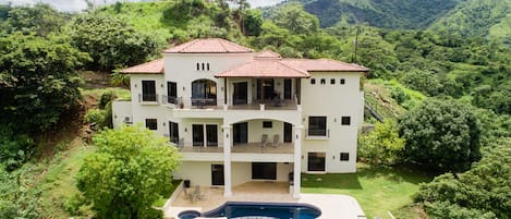 Our spacious and opulent home offers breathtaking 360-degree views of Costa Rica's lush, tropical beauty!