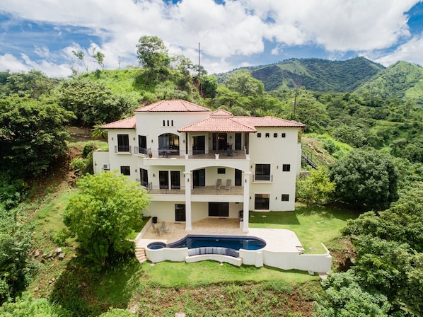 Our spacious and opulent home offers breathtaking 360-degree views of Costa Rica's lush, tropical beauty!