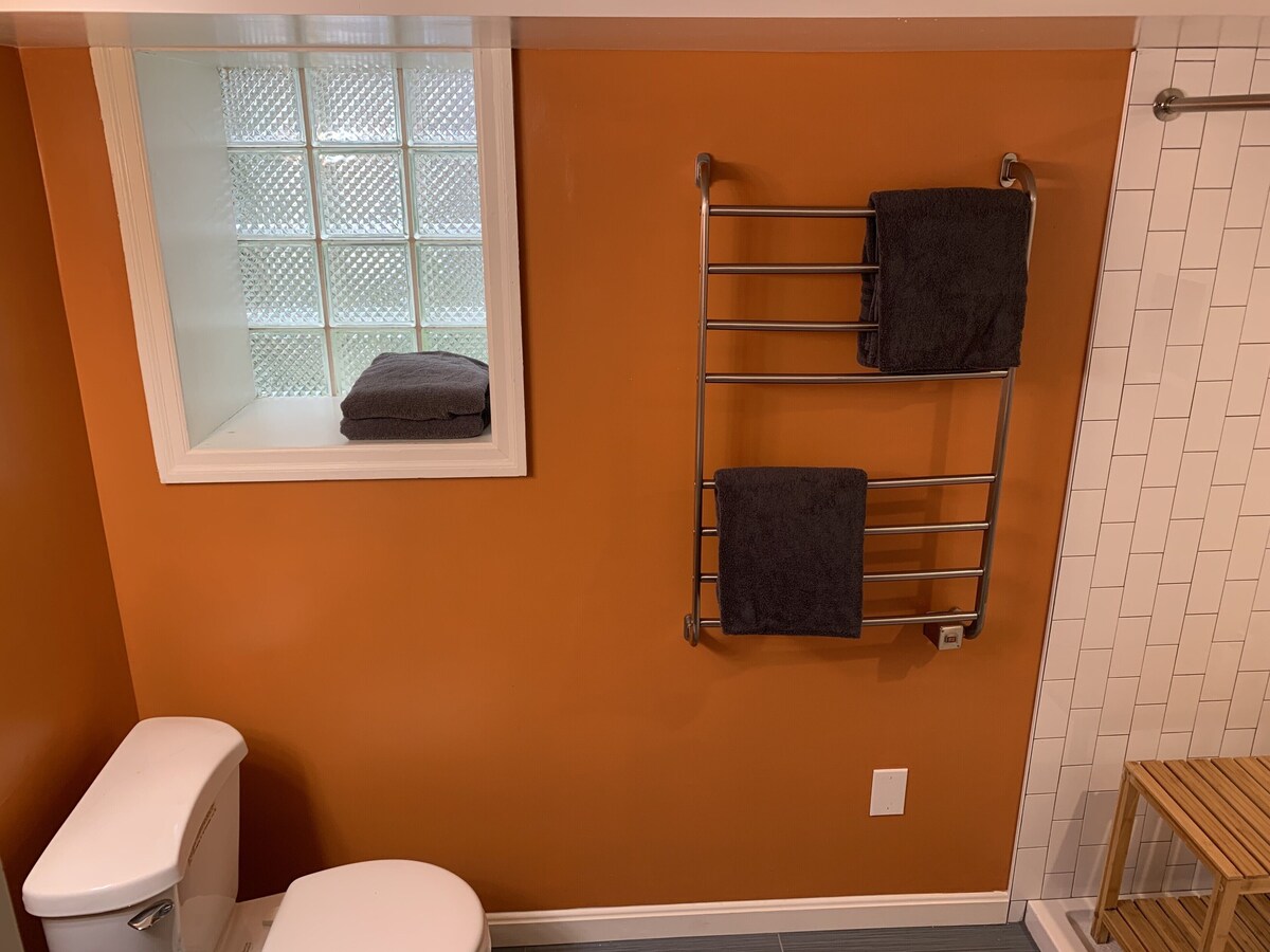 Welcoming and light ground floor studio short walk to dwnt Silver Spring & metro
