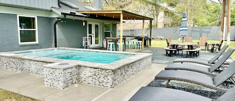 Year round plunge pool, 4 sun loungers, ample seating and a huge yard