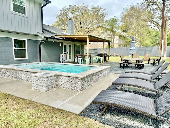 Year round plunge pool, 4 sun loungers, ample seating and a huge yard