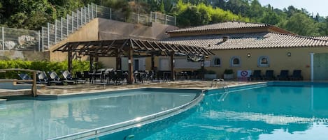 L'Eau, Ciel, Plante, Piscine, La Nature, Arbre, Bleu Azur, Bâtiment, Ombre