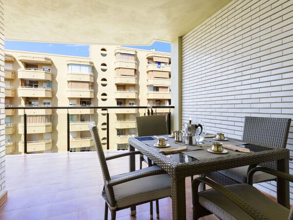 Meubles, Propriété, Table, Chaise, Bâtiment, Bois, Design Intérieur, Maison, Sol, Rayonnage