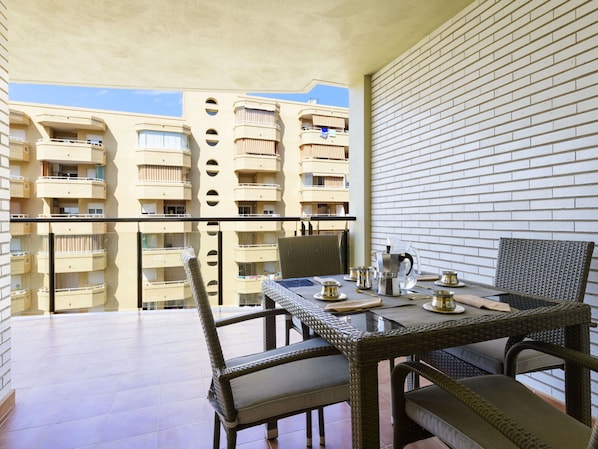 Meubles, Propriété, Table, Chaise, Bùtiment, Bois, Design Intérieur, Maison, Sol, Rayonnage