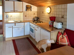 Comptoir, Evier, Cabinetry, Évier, Robinet, Propriété, Meubles, Luminaire Plomberie, Cuisine, Appareil De Cuisine