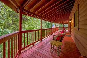 Relaxing porch swings 