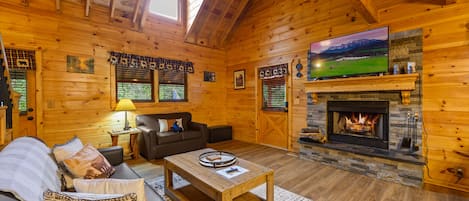 The warm, open living room of Rocky Top Retreat!