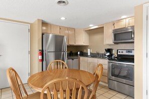 Fully equipped kitchen, there’s no need to bring a thing! Exact unit will be assigned upon arrival. Views, colors and decor may vary.