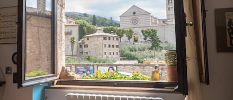 Vista sulla Basilica di Santa Chiara nel centro storico di Assisi