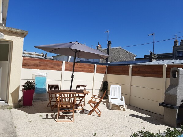 Terrasse bien exposée , à l'abris du vent avec barbecue privé et salon de jardin