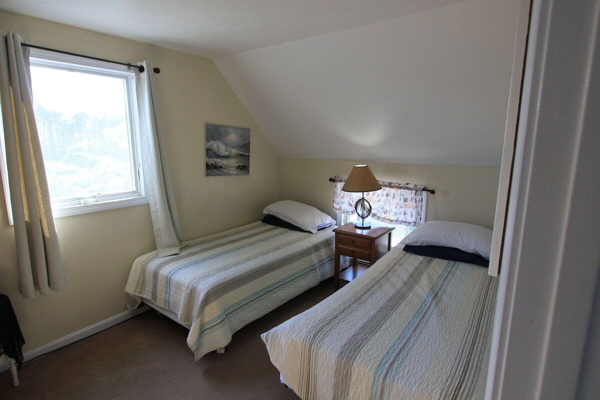 262 Manomet Pt – Oceanfront historic home with modern amenities, sleeps 12