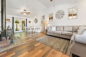 Ample seating around kitchen table 