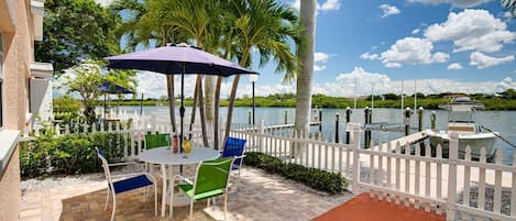 Barefoot Beach- Private Waterfront Courtyard!