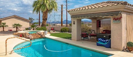 Half moon pool and hot tub (pool heats fast)!