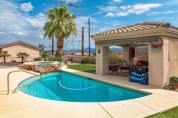 Half moon pool and hot tub (pool heats fast)!