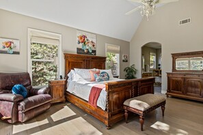 Upstairs Master Bedroom w/ Split Cal-King Bed (Sleep Number bed w/ dual control)