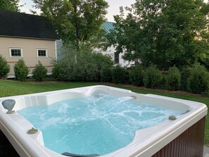 4 person hot tub