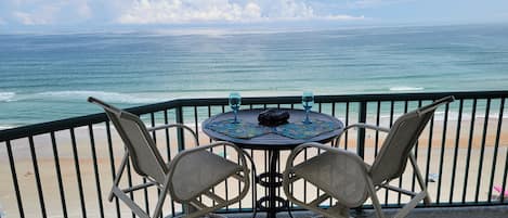 Oceanfront breezes, comfy chairs, yummy drinks, watching dolphins play=relaxing!